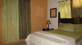 Rafjam Bed And Breakfast Kingston Hotel